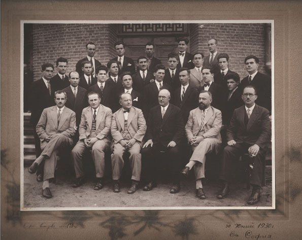 Вторият випуск лесовъди пред Агрономо-лесовъдния факултет (сега Биологически факултет), юни 1930